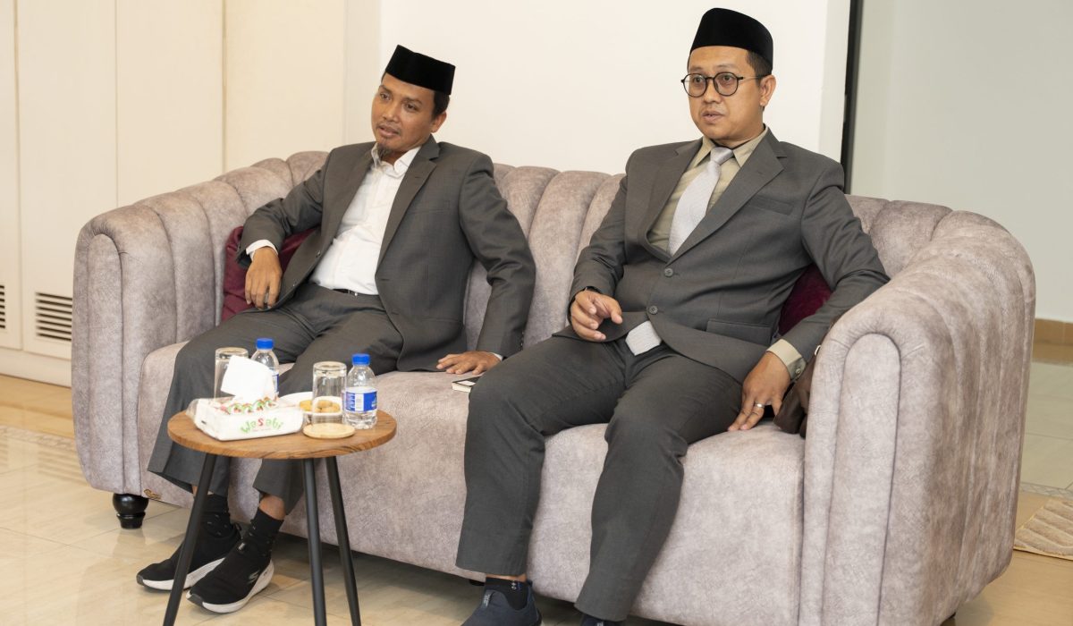 The **CEO of MS Asia** welcomes a delegation from **Albinaa Institute, Indonesia**, to discuss arrangements for the *Qafila* project. The **CEO of MS Asia** welcomes a delegation from **Albinaa Institute, Indonesia**, to discuss arrangements for the *Qafila* project.